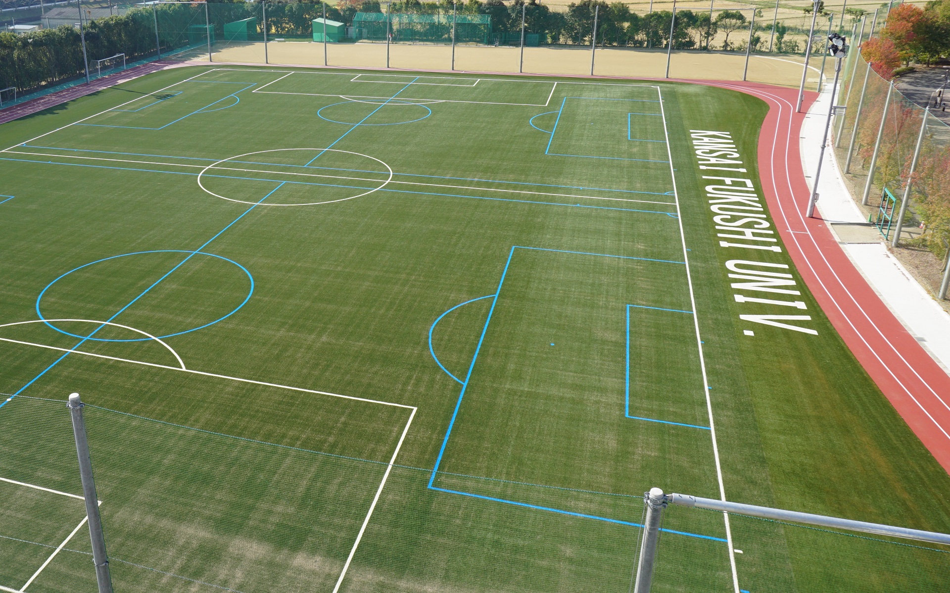 関西福祉大学の全天候型（人工芝）グラウンドが完成 — サッカーや陸上競技など課外活動をはじめ、授業でも積極的に活用