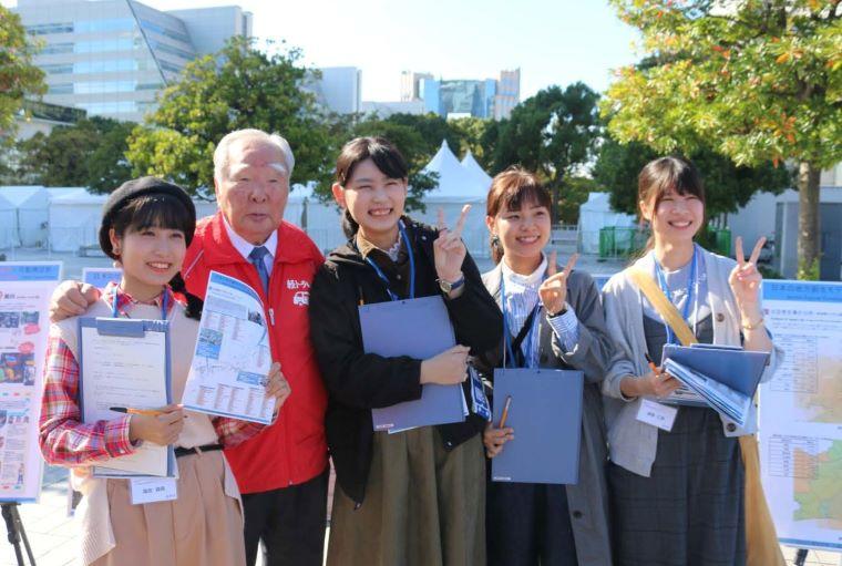 愛知大学の学生が東京モーターショー2019で「軽トラ市」に関する研究成果を発表 — 三遠南信地域連携研究センターの戸田敏行教授のゼミが参加