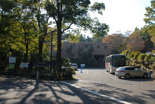 2016年4月、関東学院が「神奈川県立 足柄ふれあいの村」の運営に参加 — 県の指定管理者として（株）足柄グリーンサービスと共同運営 — 不登校対策事業や、大学生の学びのフィールドとして企画提案へ