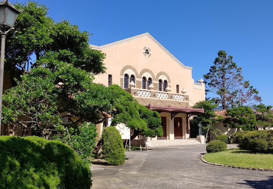 神戸女学院のヴォーリズ建築群がテレビ大阪・テレビ東京系のドラマ「名建築で昼食を 大阪編」で紹介 — 池田エライザさんと田口トモロヲさんが講堂やチャペルなどを見学し、新社交館食堂でランチ