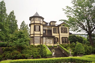 横浜・山手の「外交官の家」（国の重要文化財）で関東学院大学の学生がクリスマス・キャンドルガーデンのデザインに挑戦 — 12 月 19 日に一般公開