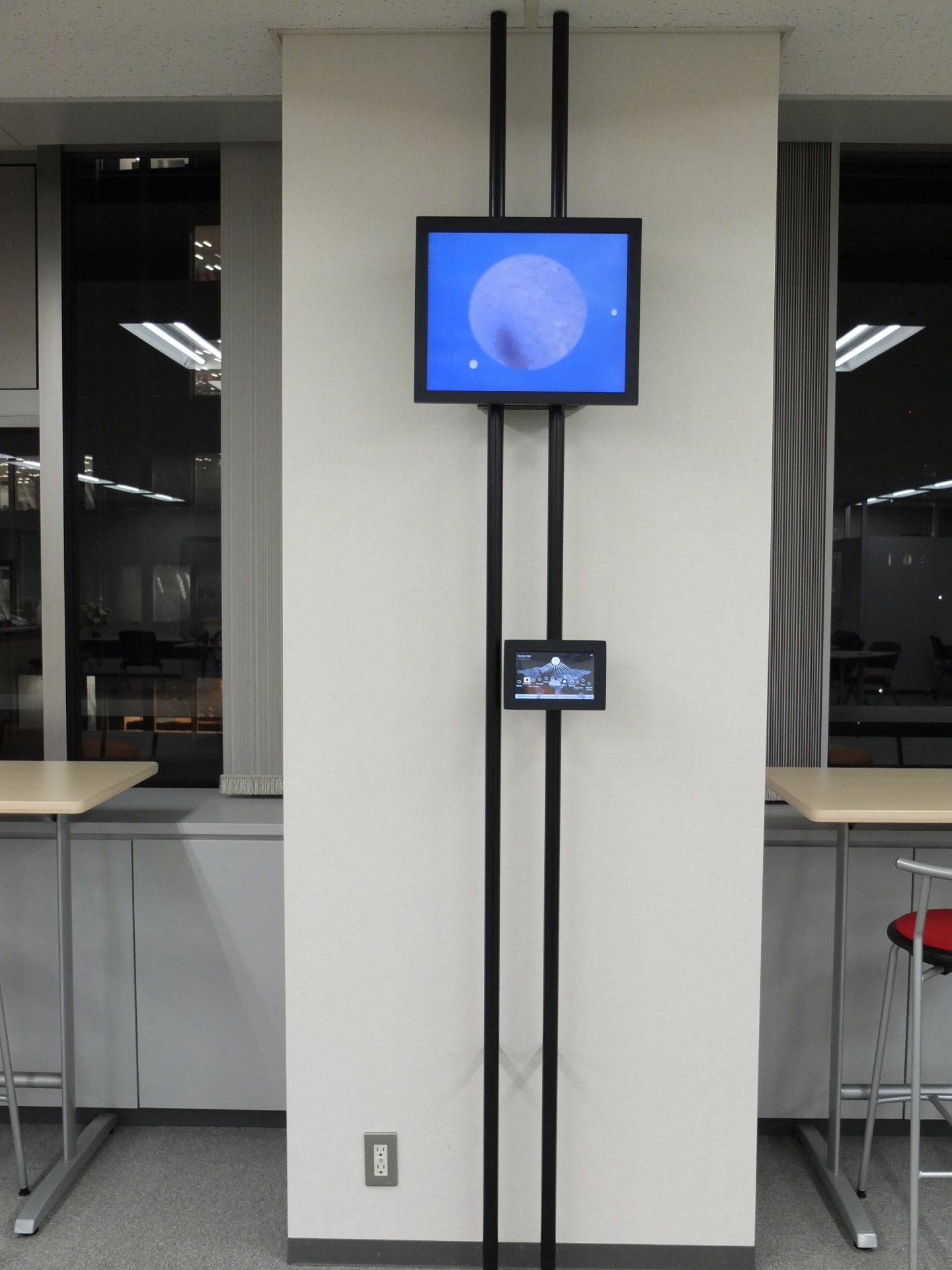 地球上の12の定点カメラの空の映像を映し出すメディアアート「フェイシング・タイム東京」設置オープニング・レセプション開催 — 金沢工業大学