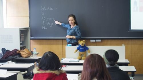 杏林大学協定校であるチチェスターカレッジの教員が、学生の語学力向上と英国文化・歴史・大学生活等の理解を促進することを目的に特別講義