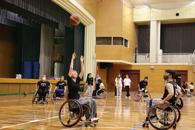 【佛教大学にパラリンピック出場経験のある選手を招いてパラスポーツイベント】 佛教大学バスケットボール部（車いす部門）主催で交流大会「第 1 回佛大 CUP 」を開催