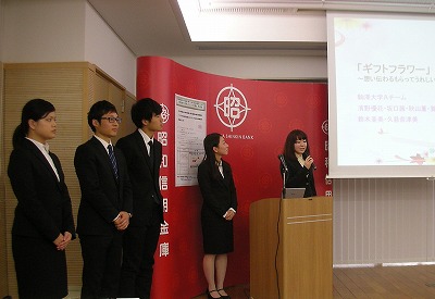 駒澤大学経済学部ITプロフェッショナルクラスの学生が提案したアイデアが商品化へ — バラにスマホをかざすと音声が聞ける「フォトローズ」結婚式の記念品として