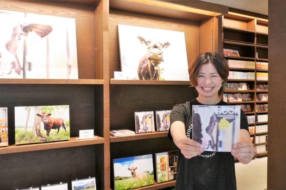 酪農学園大学の動物の写真を収めたフォトブックが発売 — 家畜写真家AKAPPLEさんとのコラボ、8月31日まで江別蔦屋書店で写真展も開催中