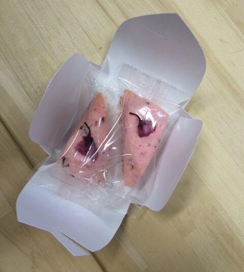 実践女子大学の校章に因んだお菓子「さくらスコーン」を学生がレシピ開発 — 地元洋菓子店で商品化、日野駅前市民イベント“キャナルマーケット”で初披露