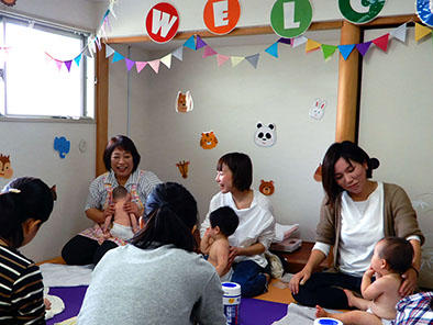 助産師と一緒に –　藍野大学短期大学部 第二看護学科が「第一回子育て支援講座～親子でリラックス・ベビーマッサージ～」を開催