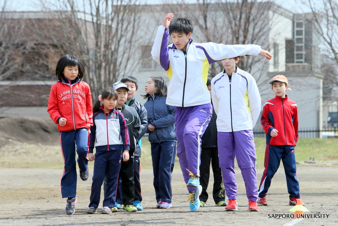 札幌大学スポーツ・文化総合型クラブ「めぇ～ず」が5月7日に「小学生のためのかけっこ教室　～正しく速く走るコツをつかんで、運動会を思いきり走りましょう！～」を開催