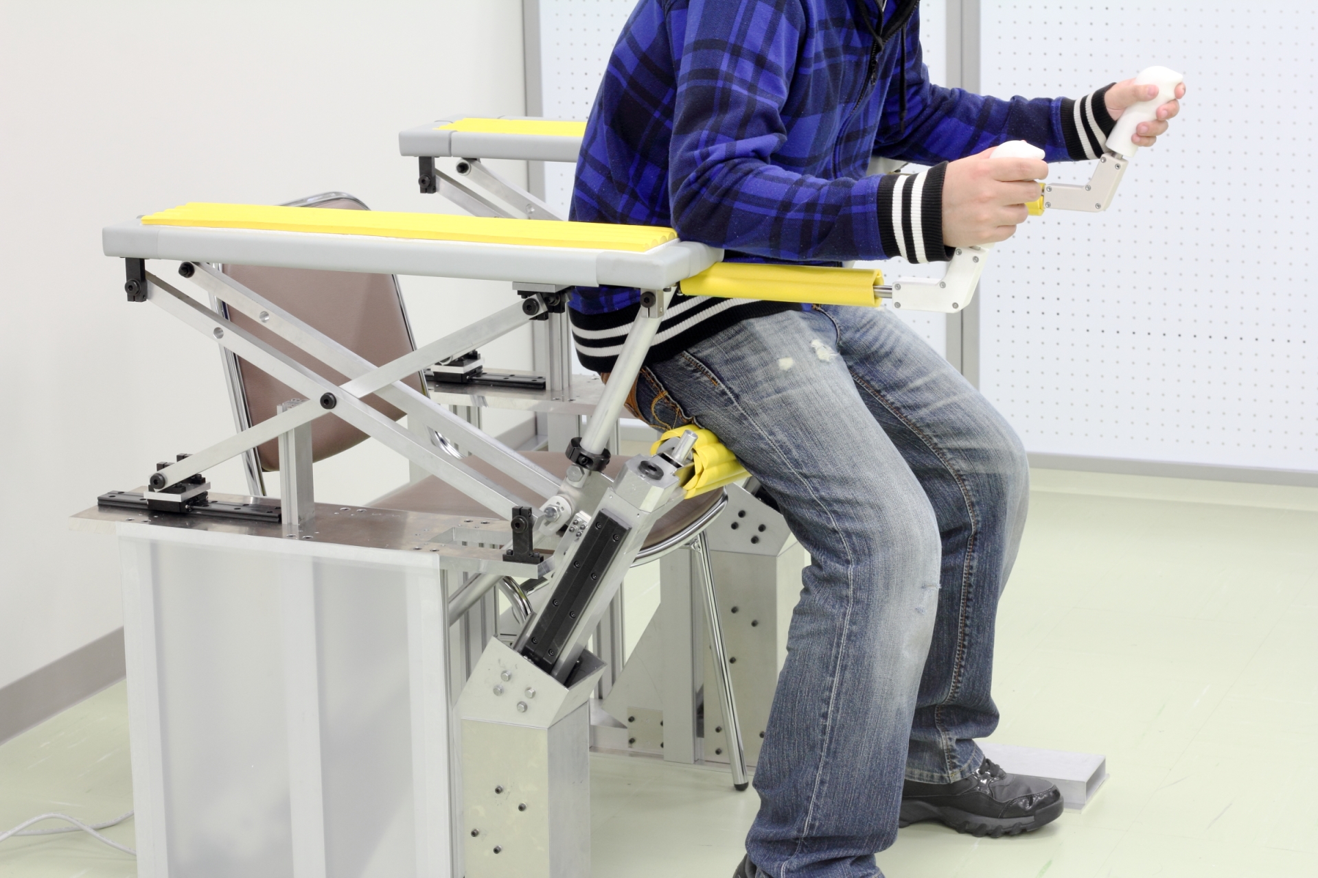 金沢工業大学と総合油圧機器メーカーのKYBが、高齢者の着座・立ち上がりを支援する電動式の支援装置を共同開発