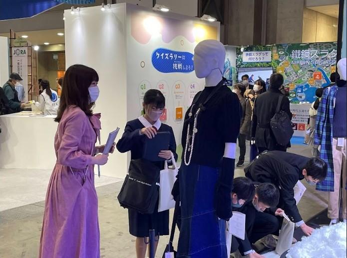 東京家政大学服飾美術学科・大井龍教授のゼミ生らがハイケム株式会社と連携した取り組みを展開 — 同社が開発したサステナブル素材による衣服を着用し環境展「エコプロ2022」で説明員を担当