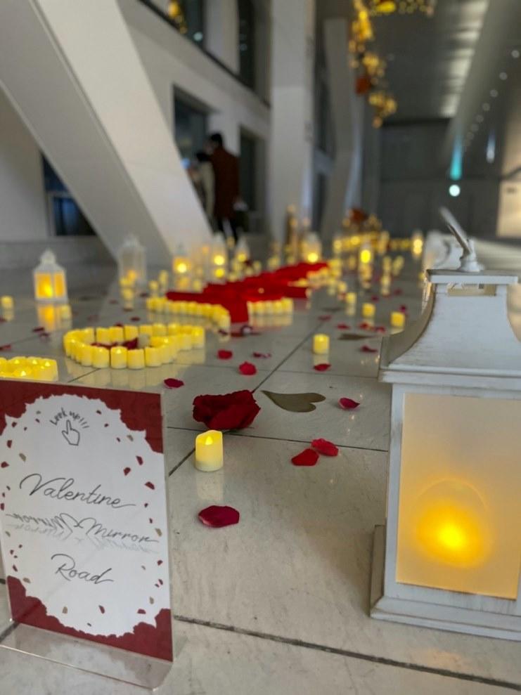 「推し」に愛を伝える空間を演出 — 追手門学院大学の学生団体が梅田スカイビルの空中庭園にバレンタインをテーマにしたLEDキャンドルオブジェを設置