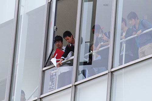 大阪電気通信大学が6月10日に「卵落としコンテスト」を開催 — 紙1枚で生卵を割らずに落とす、今年で10回目の新入生歓迎行事