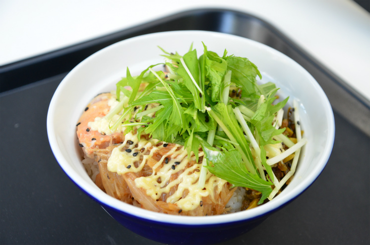 千葉商科大学人間社会学部生が東日本大震災被災企業の商品を使ったメニューを考案 — 「復興支援丼」販売決定