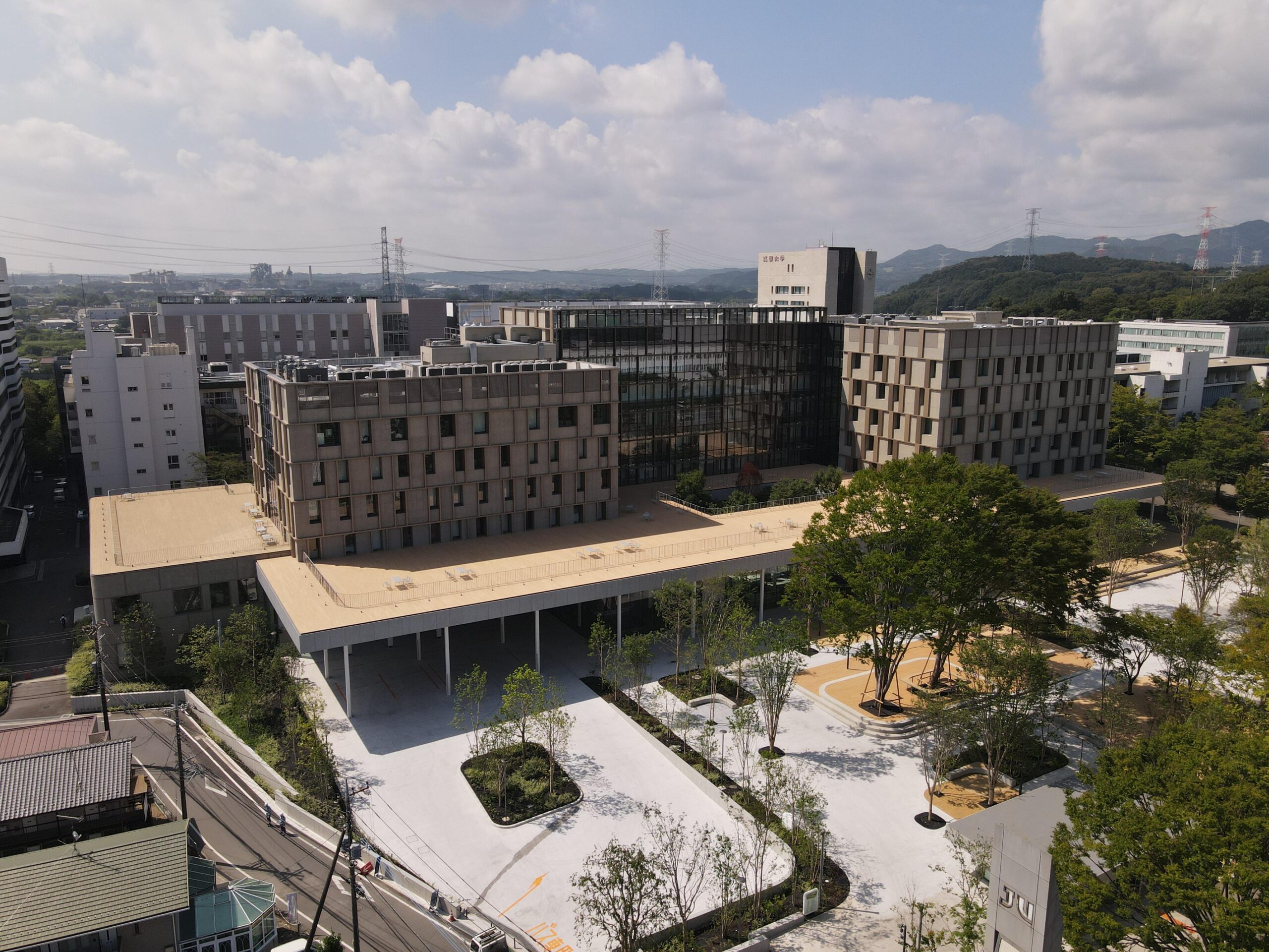 【城西大学】埼玉坂戸キャンパスの新しい顔となる新複合棟「JOSAI HUB」（23号館）がグランドオープン — 記念イベントとしてキッチンカー11台が出た「200円マルシェ」が賑やかに開かれました