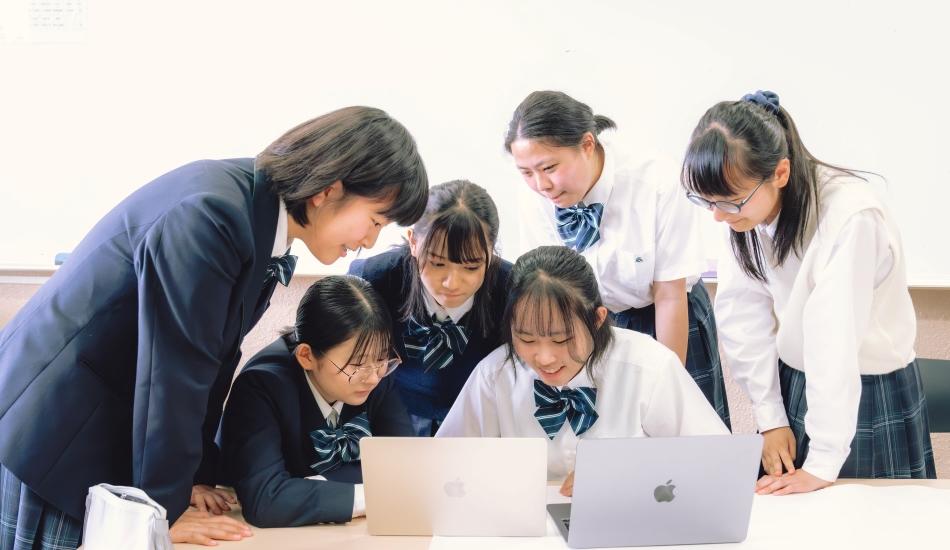 聖徳学園高等学校が10月26日に「データサイエンスコース 中間報告会」を開催 ― 2024年4月にスタートした同コースの生徒が探究授業の成果を発表