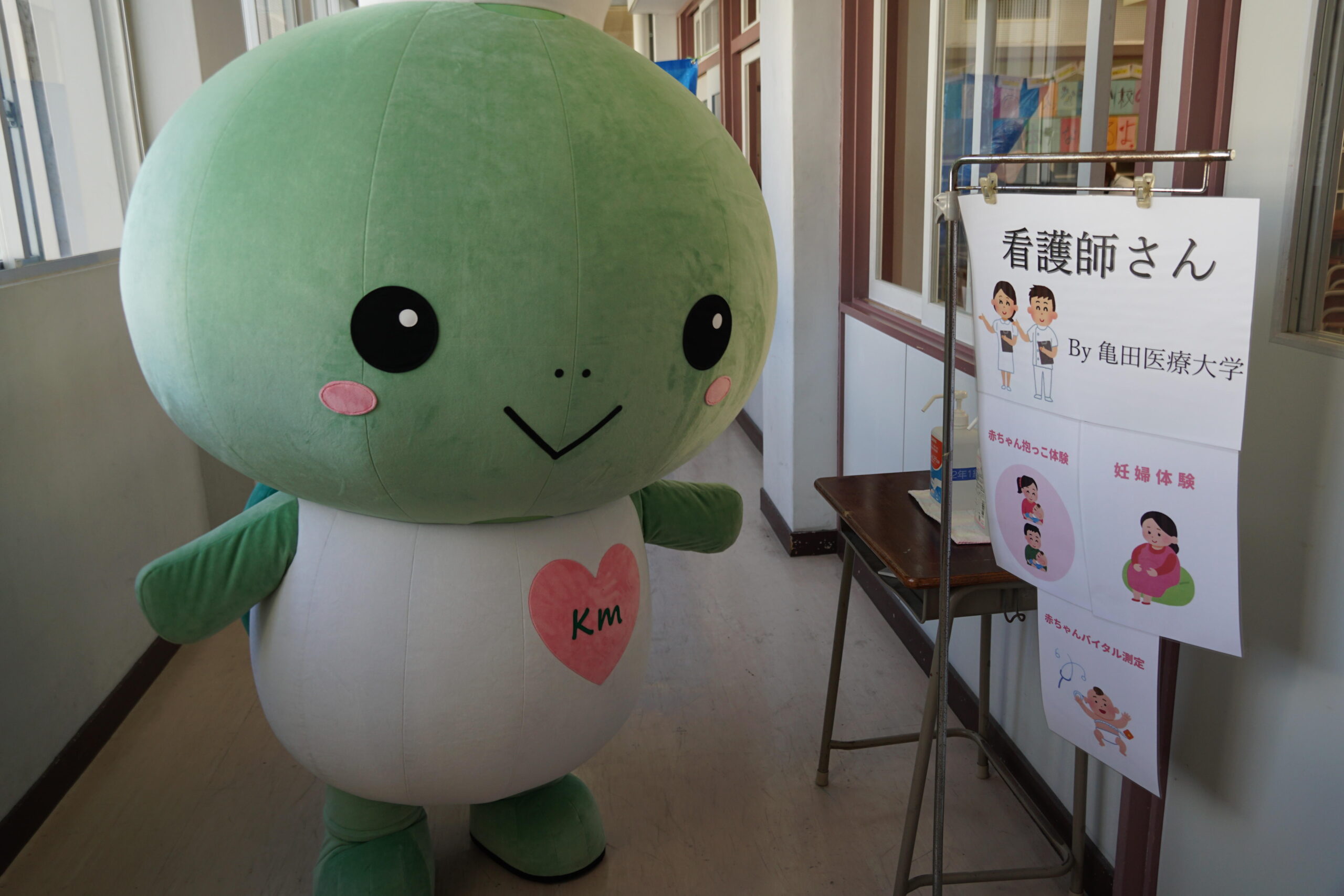 亀田医療大学が安房西高等学校の「あわにしwork work day!! ～わくわくデイ～」に参加 ― 学生・教員と高校生が「看護師体験ブース」を運営