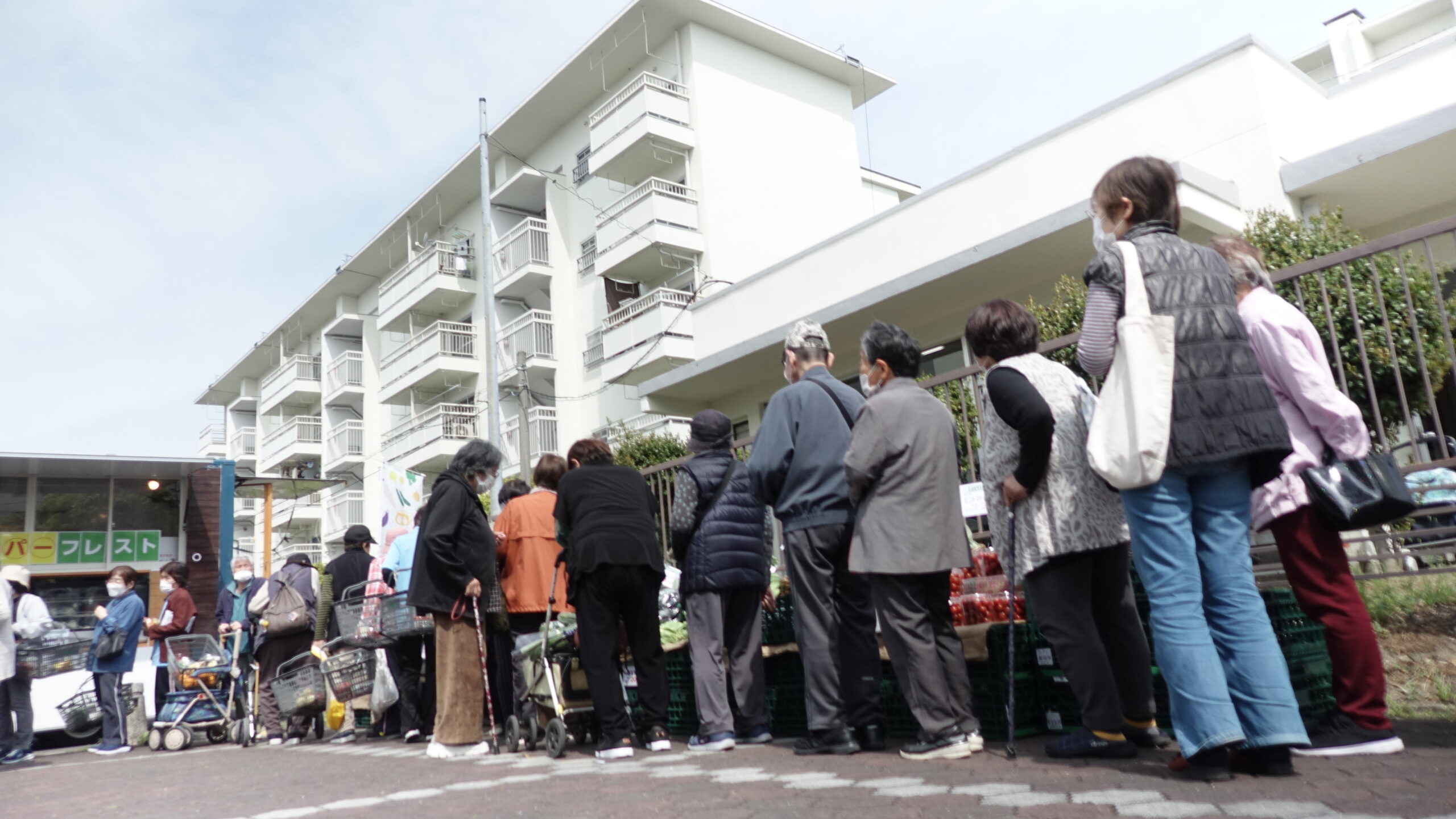 大阪国際大学の学生が高齢化の進む門真団地で住民とウェルビーイング向上に取り組む — 経営経済学部で産官学連携の「体験型の学び」