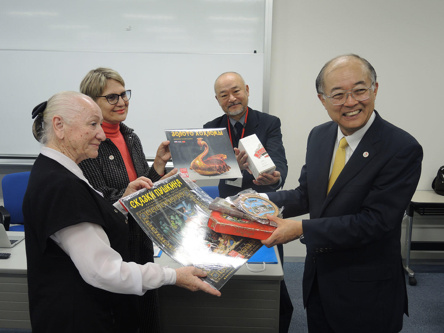 横浜美術大学をハバロフスク対外友好団連合会代表団が訪問 — 学生や教員と文化交流