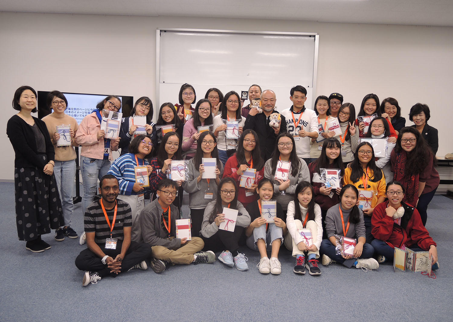 横浜美術大学をシンガポールのブキッパンジャン公立高等学校の生徒が訪問 — 日本美術やVR描画に挑戦