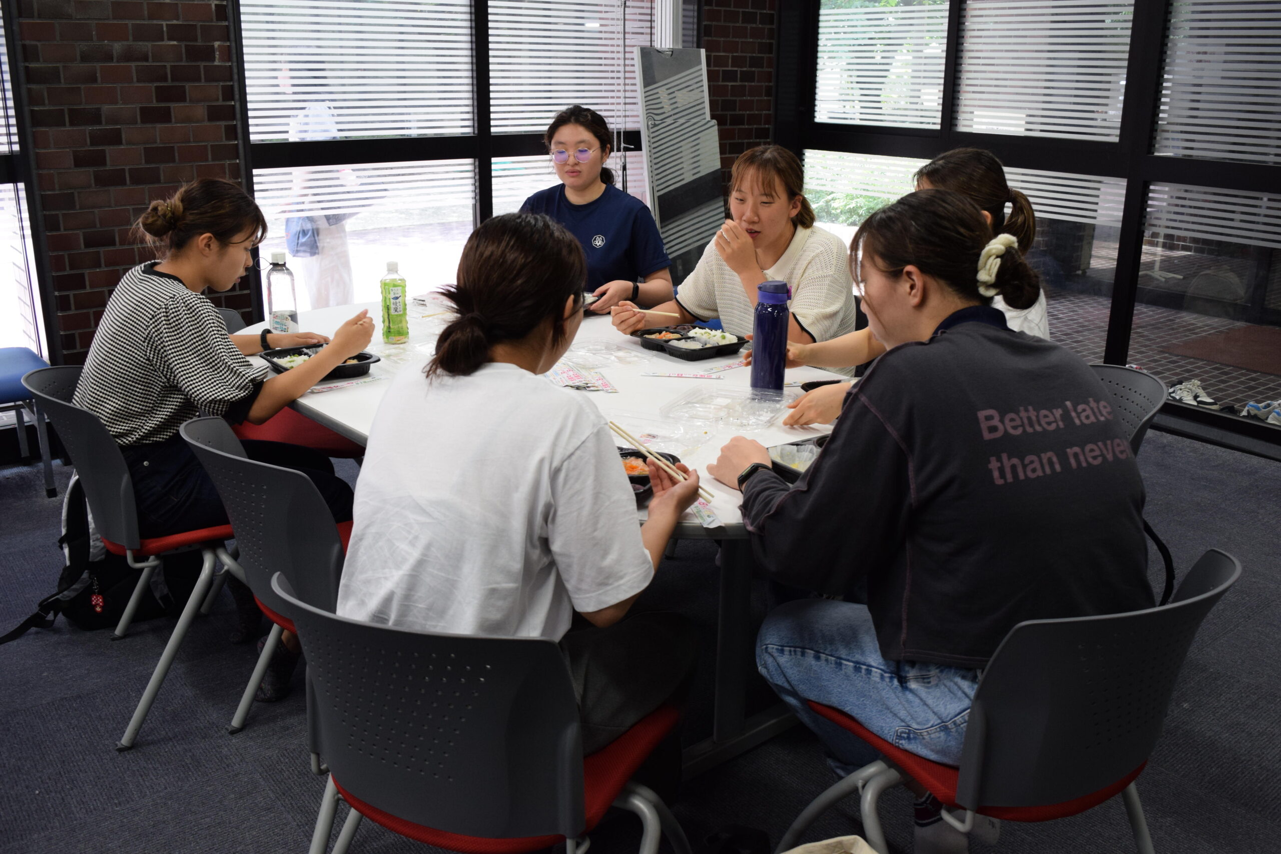 武庫川女子大学と兵庫県スポーツ協会がスポーツに特化した食育プロジェクトをスタート。学生による実食が始まりました。