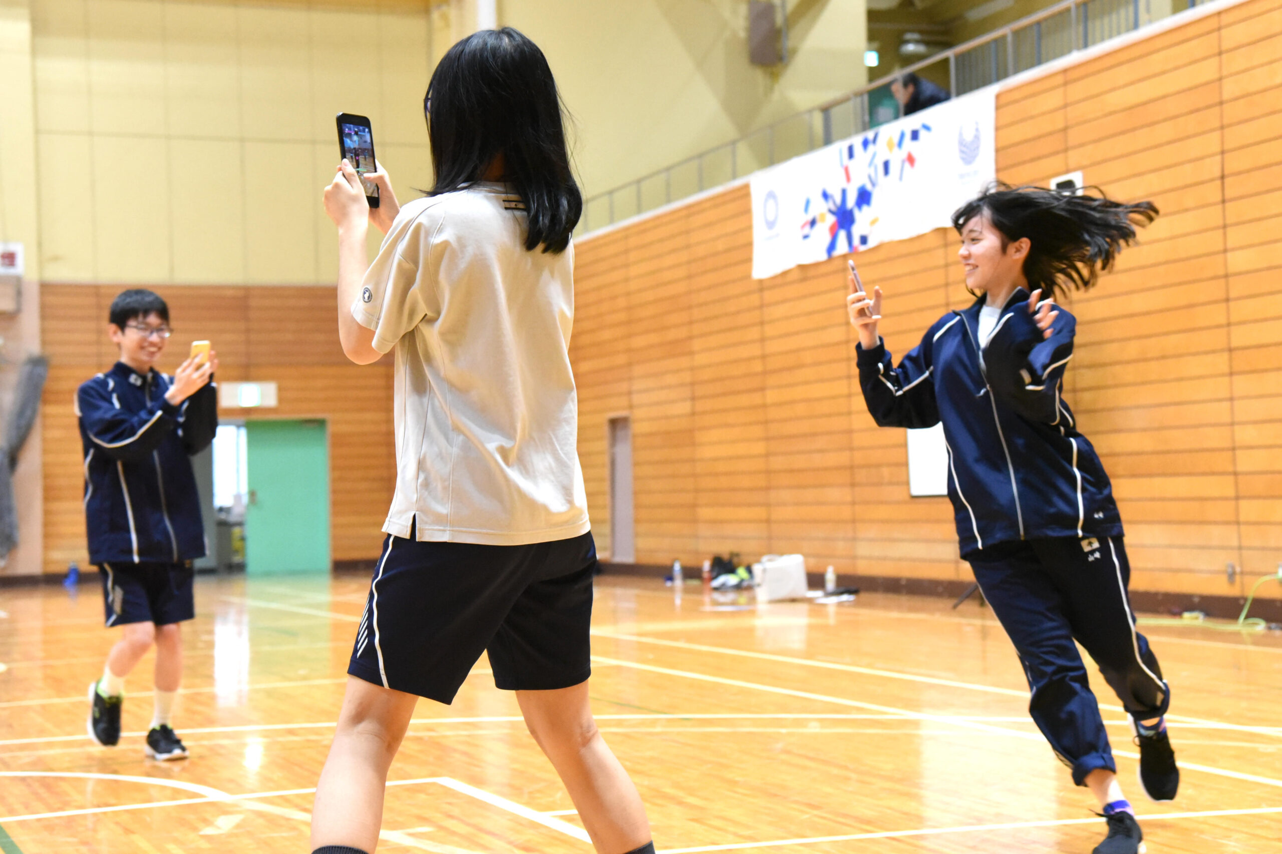 クラーク記念国際高等学校の秋葉原ITキャンパスで、Graffity社による”ARを活用したスマホのゲームアプリ”で体育授業を実施。