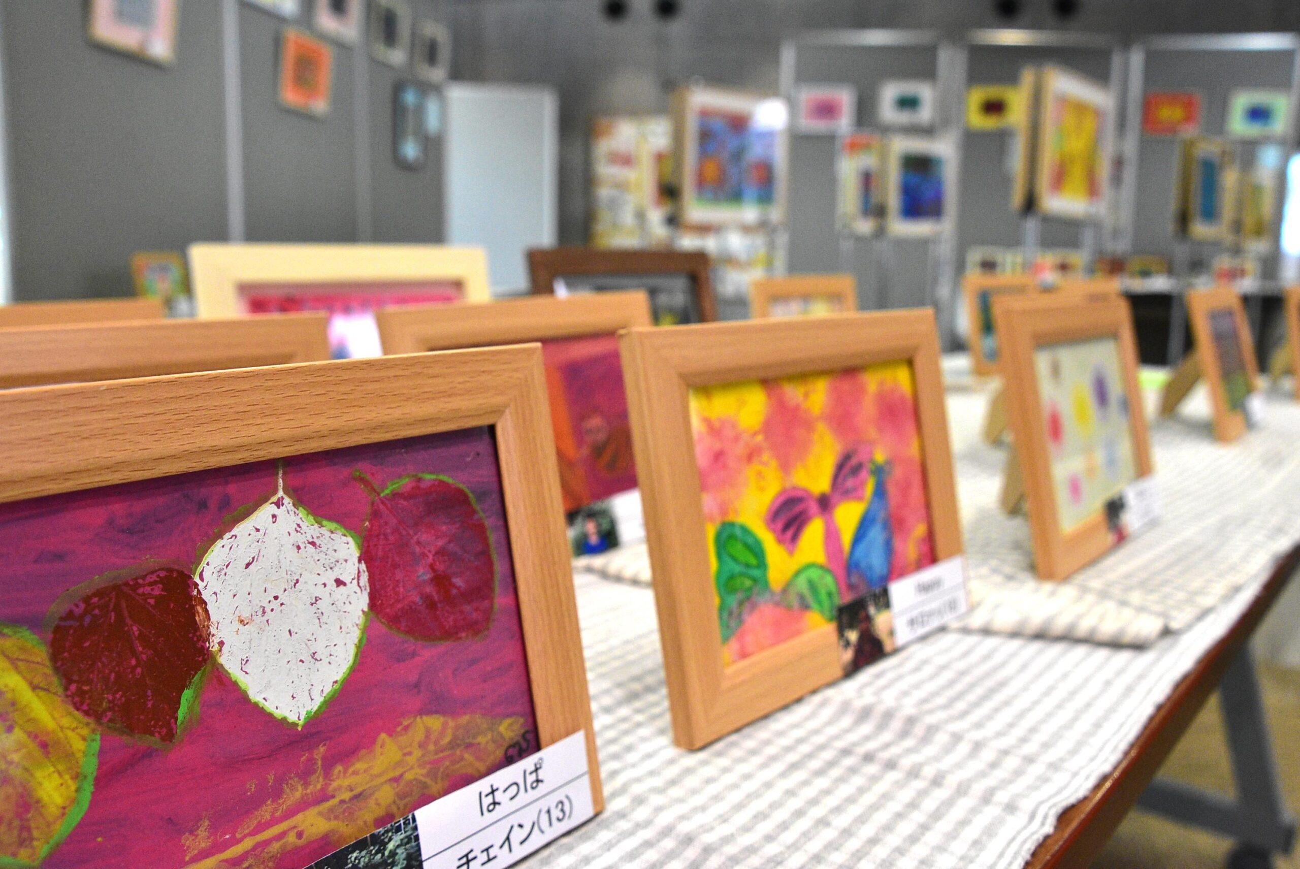 甲南大学卒業生が運営に携わるカンボジアの児童養護施設「スナーダイ・クマエ」の絵画展を開催