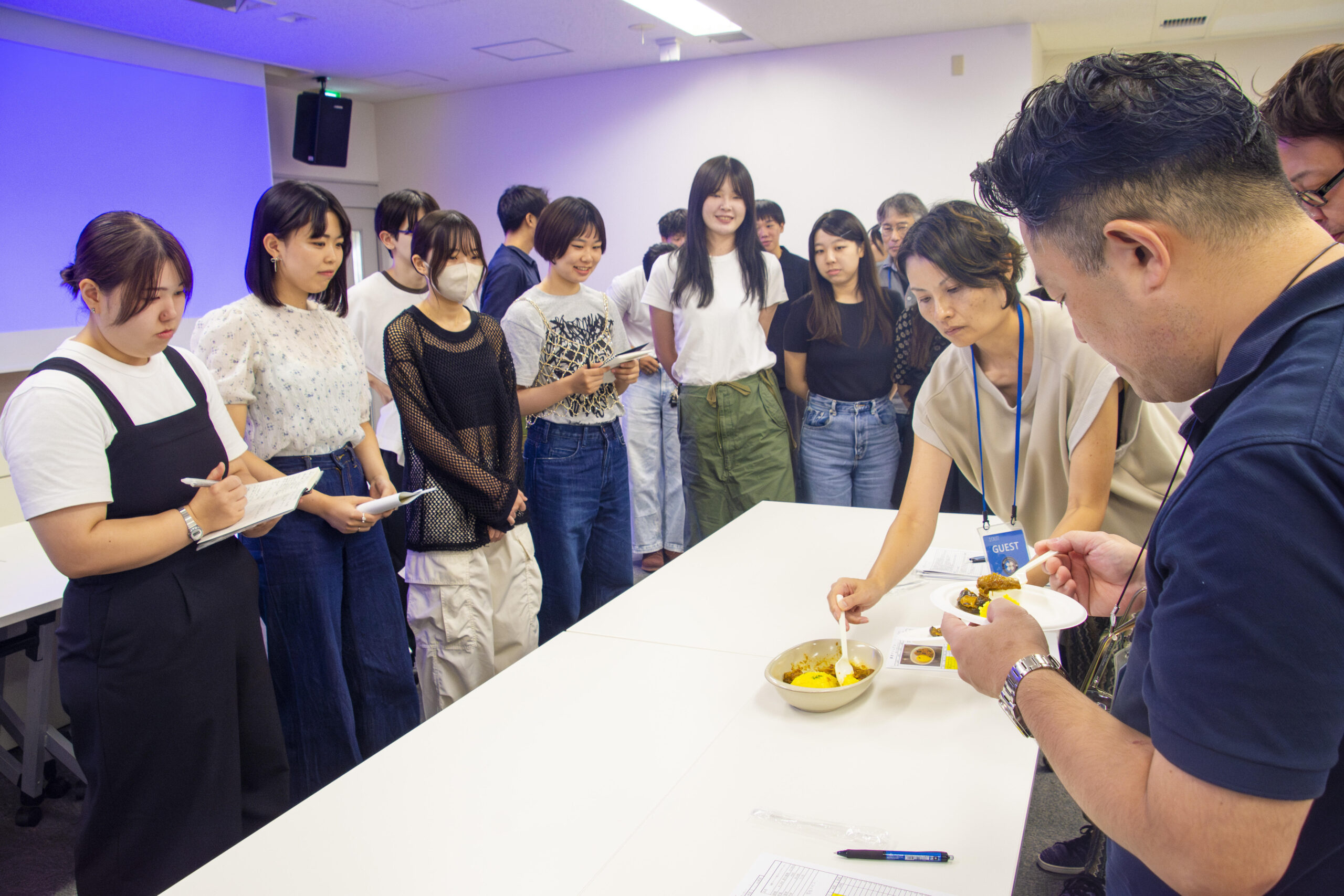 【産業能率大学】学生発案の秋季限定ランチメニューがカフェレストランで販売開始 ～実地調査から原価計算まで、学生が経営者の視点で取り組むメニュー開発プロジェクト～