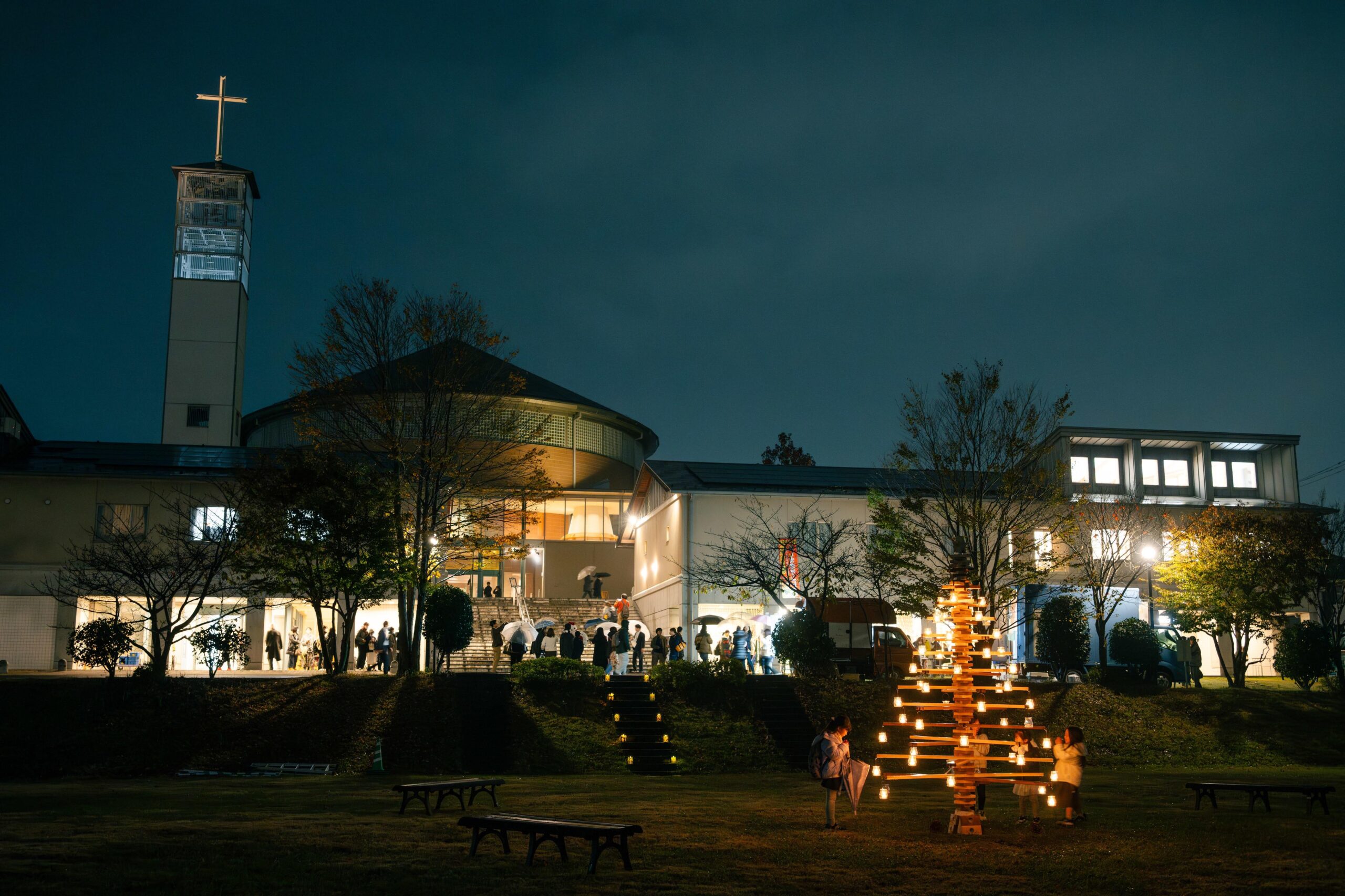 聖学院大学が11月19日クリスマスツリー点火祭・クリスマスマーケットを開催　―学生・園児・教職員・地域と共にアドヴェントの始まりを祝う―