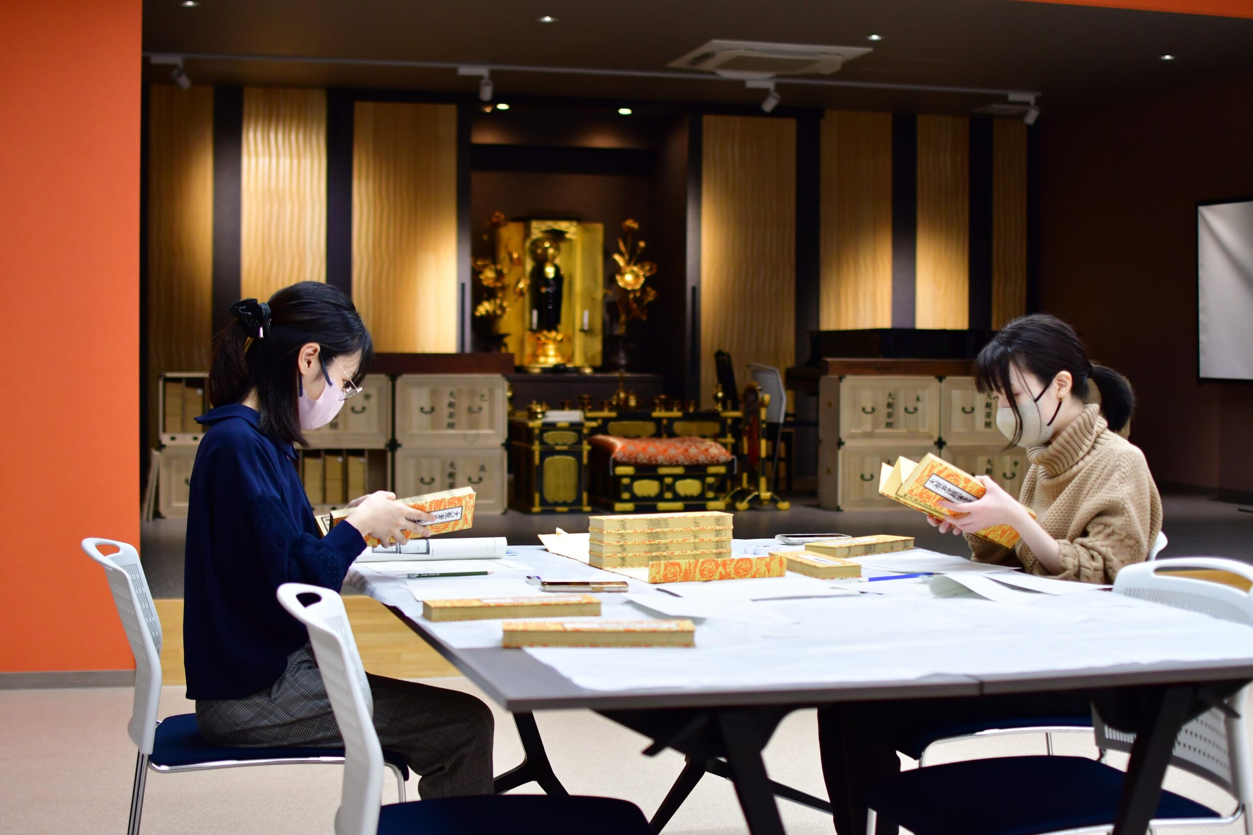 日本女子大学の有志学生が史料調査に携わった中台延命寺の大般若経が東京都板橋区の登録有形文化財に ― 40名の学生が半年をかけて600巻の大般若経を調査 ―