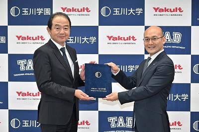 学校法人玉川学園と神奈川東部ヤクルト販売株式会社包括連携協定締結式を10月2日（水）開催 –学生等への「健康的な生活習慣」啓発と相互連携による地域への社会貢献活動を通じて、スポーツに励む大学生のパフォーマンス向上と人間的な成長を図る–