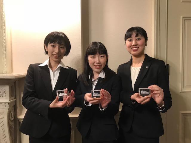 清泉女子大学の学生ガイド有志が旧島津公爵邸の3Dクリスタルペーパーウェイトを作成 — 学内のショップで販売、竣工100年記念行事の思い出を形に