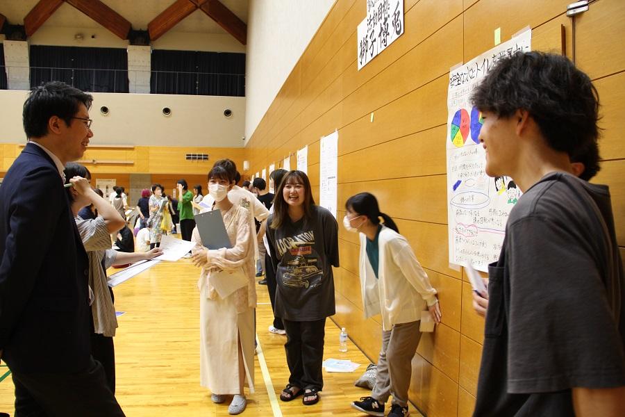 敬愛大学教育学部がSDGsをテーマにしたポスターセッションを実施 — 1、2年生合同ゼミでSDGsに関係する身近な問題を探求