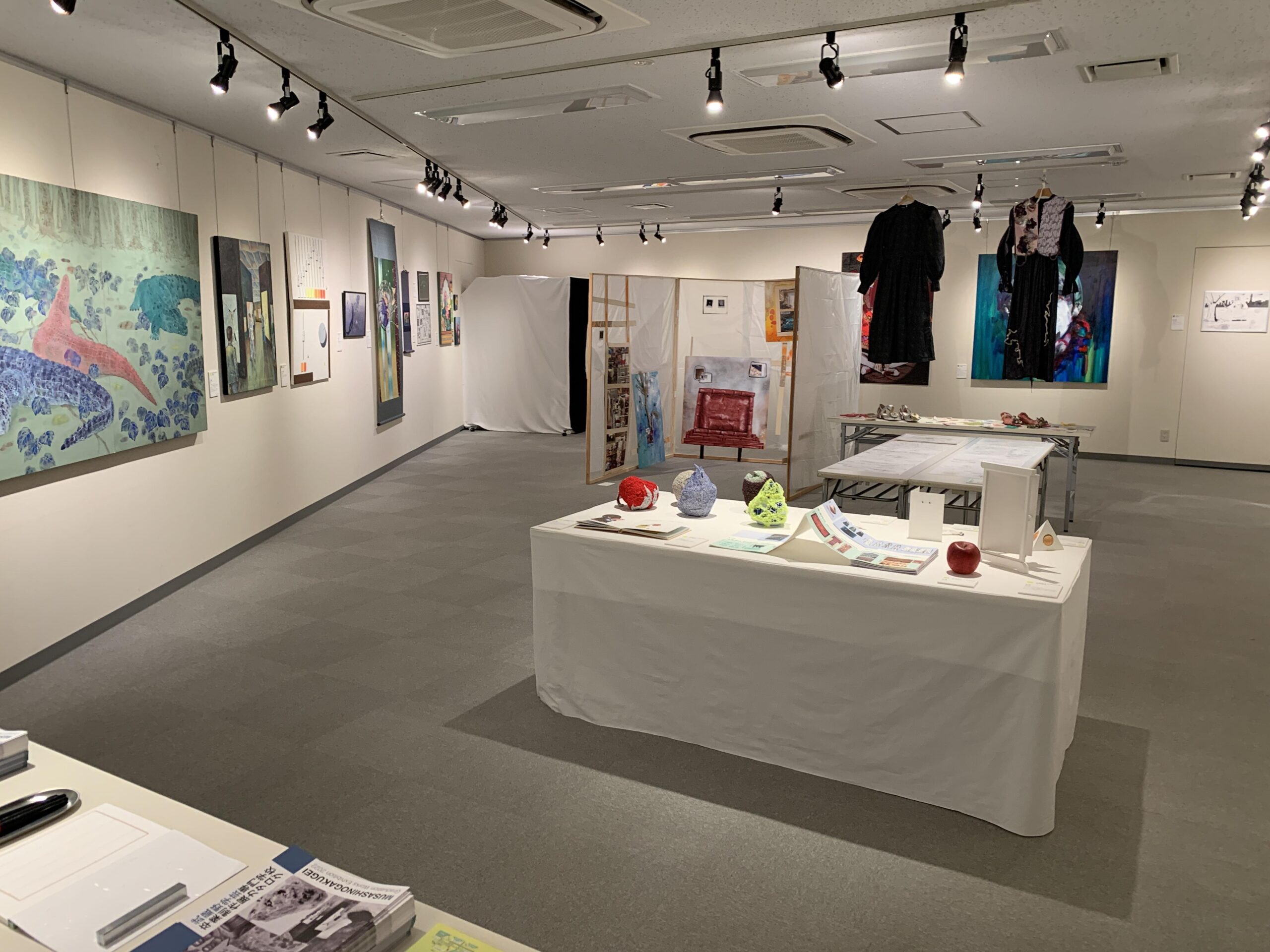 武蔵野学芸専門学校が3月6日まで2022卒業制作展を佐藤美術館で開催中 — 専門生・高等生の夢の第一歩を展示