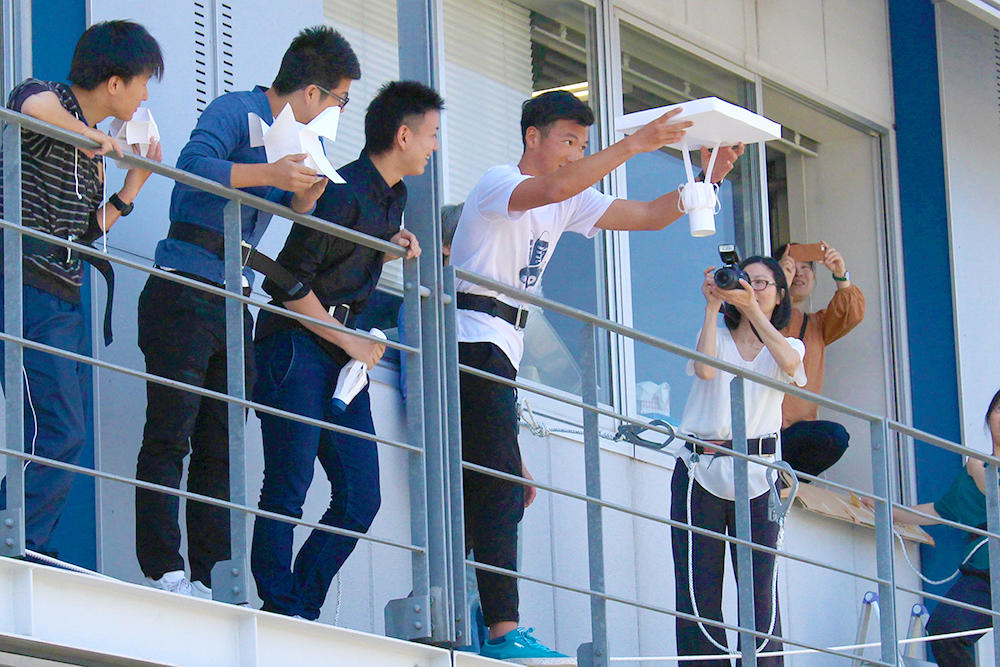 卵を守る装置を作れ！5階から卵を落とす競技「卵落としコンテスト」開催 — 科学×モノづくりの融合競技に大阪電気通信大学1年生がチャレンジ！