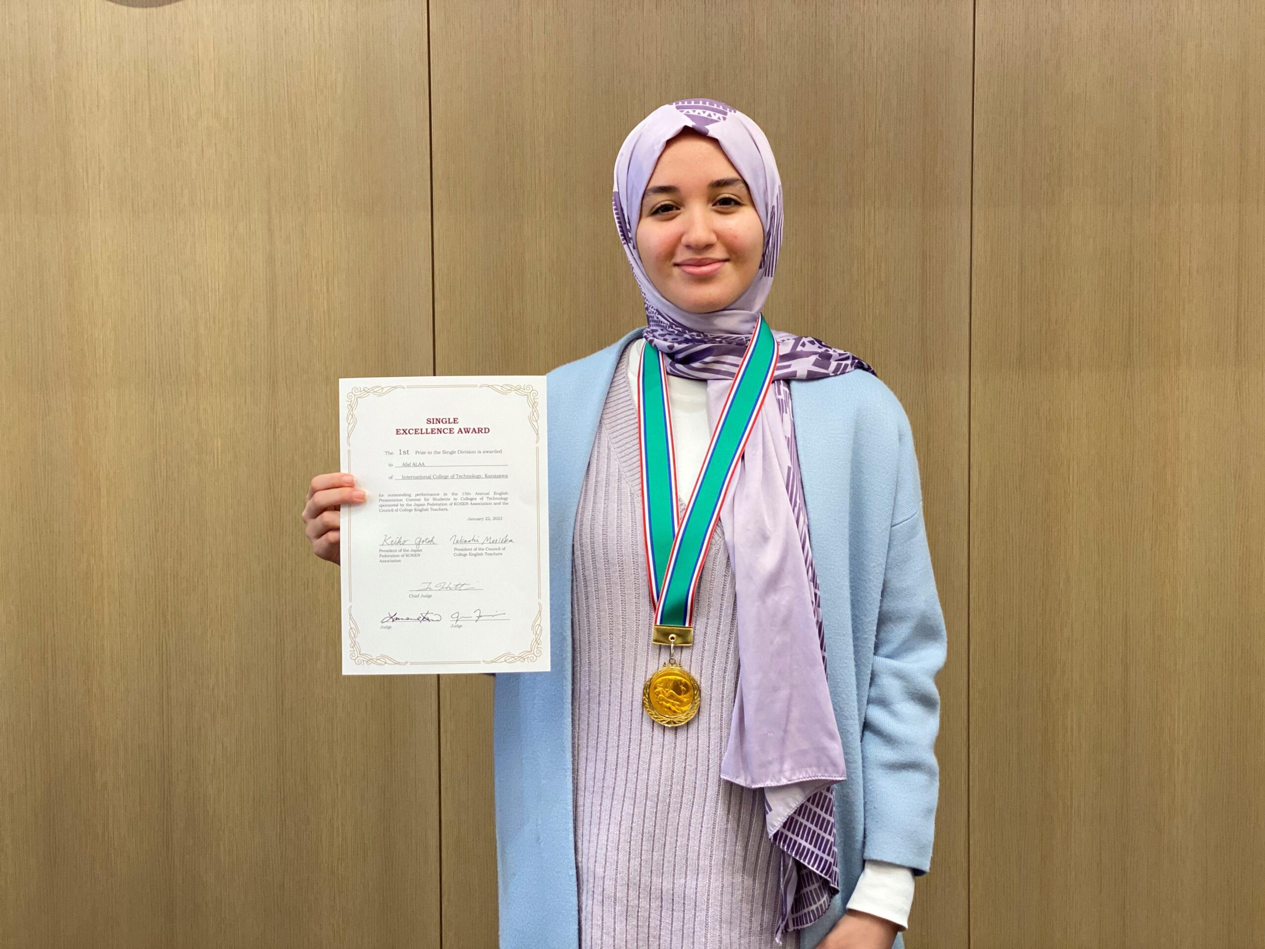 SDGsの目標10「人や国の不平等をなくそう」について、自身の経験を踏まえてプレゼン。国際高等専門学校2年のアファフ・アラーさんが第1位の快挙。「第15回 全国高等専門学校 英語プレゼンテーションコンテスト」