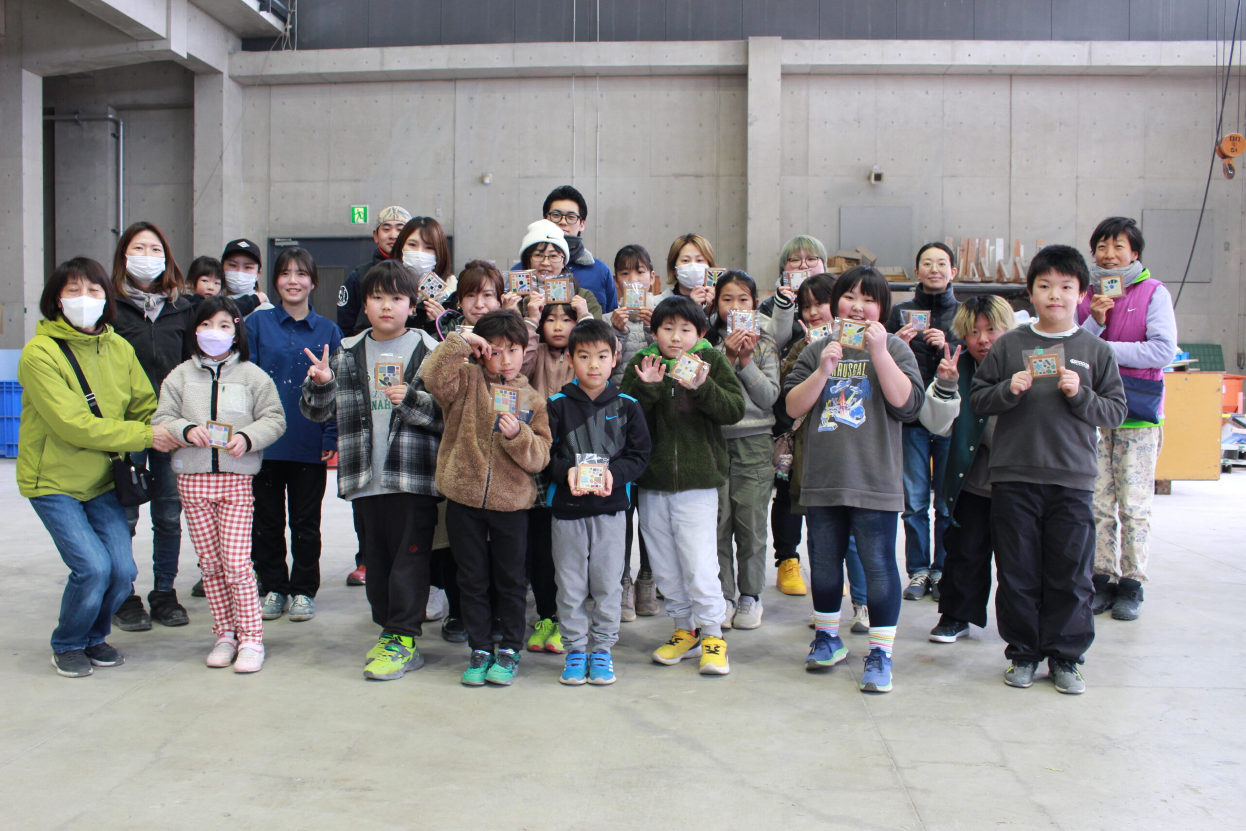 【ものつくり大学】「ものづくり」の魅力を体験！「皆野町公民館講座」で小学生がタイルコースター作りとカベ塗りに挑戦。