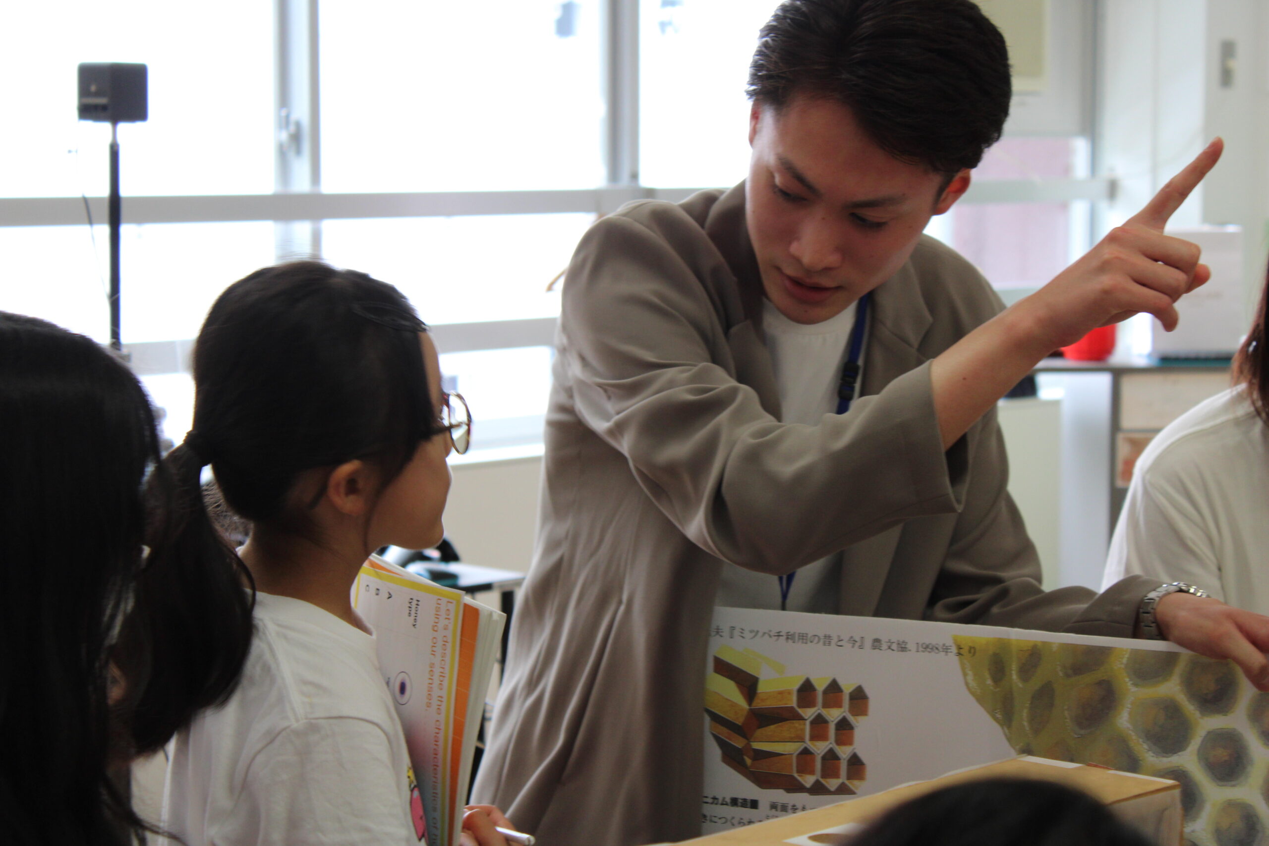 【武蔵大学】子供たちに蜂の役割や大切さを伝えるBee Schoolが開催されました ～江古田ミツバチ・プロジェクト×ゲラン～