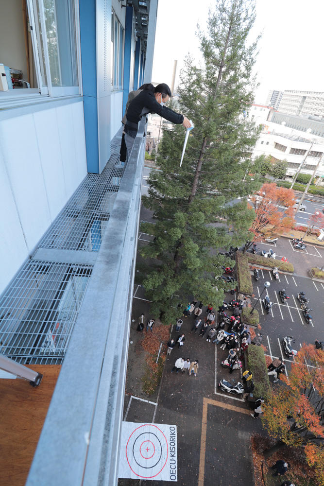 卵を守る装置を作れ！5階から卵を落とす競技「卵落としコンテスト」開催 — 科学×モノづくりの融合競技に大阪電気通信大学1年生がチャレンジ！