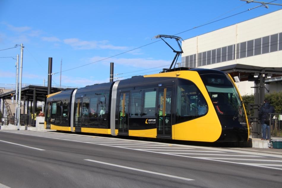 東京都市大学のユニバーサルデザイン研究室が「ジャズトレ in 宇都宮ライトレール」を開催 ― 走行中のLRT車内でジャズライブ、路面電車の新たな活用手法を実証実験