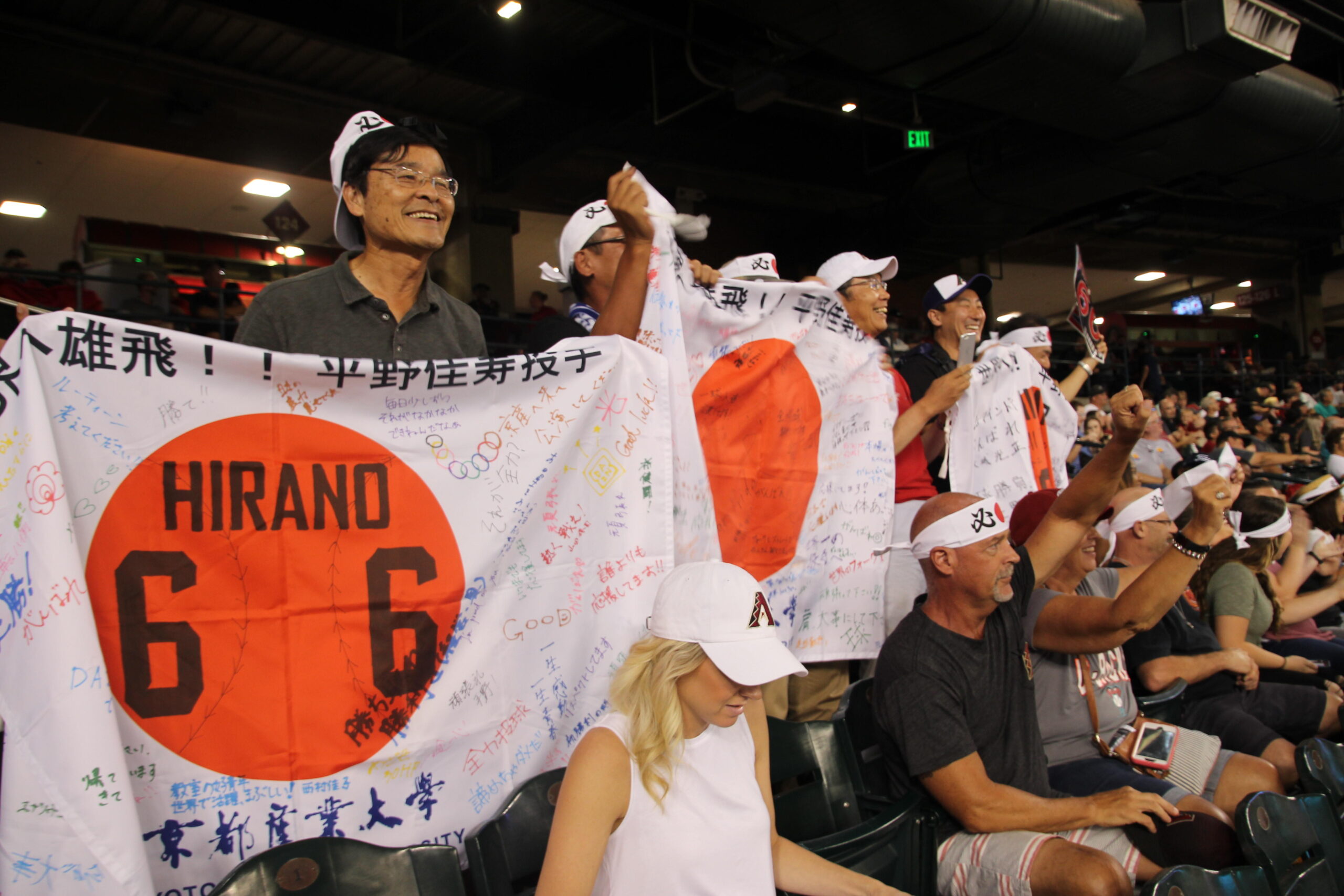 副学長、卒業生らがアリゾナ・フェニックスのメジャーリーガー平野佳寿選手を激励訪問 — 京都産業大学