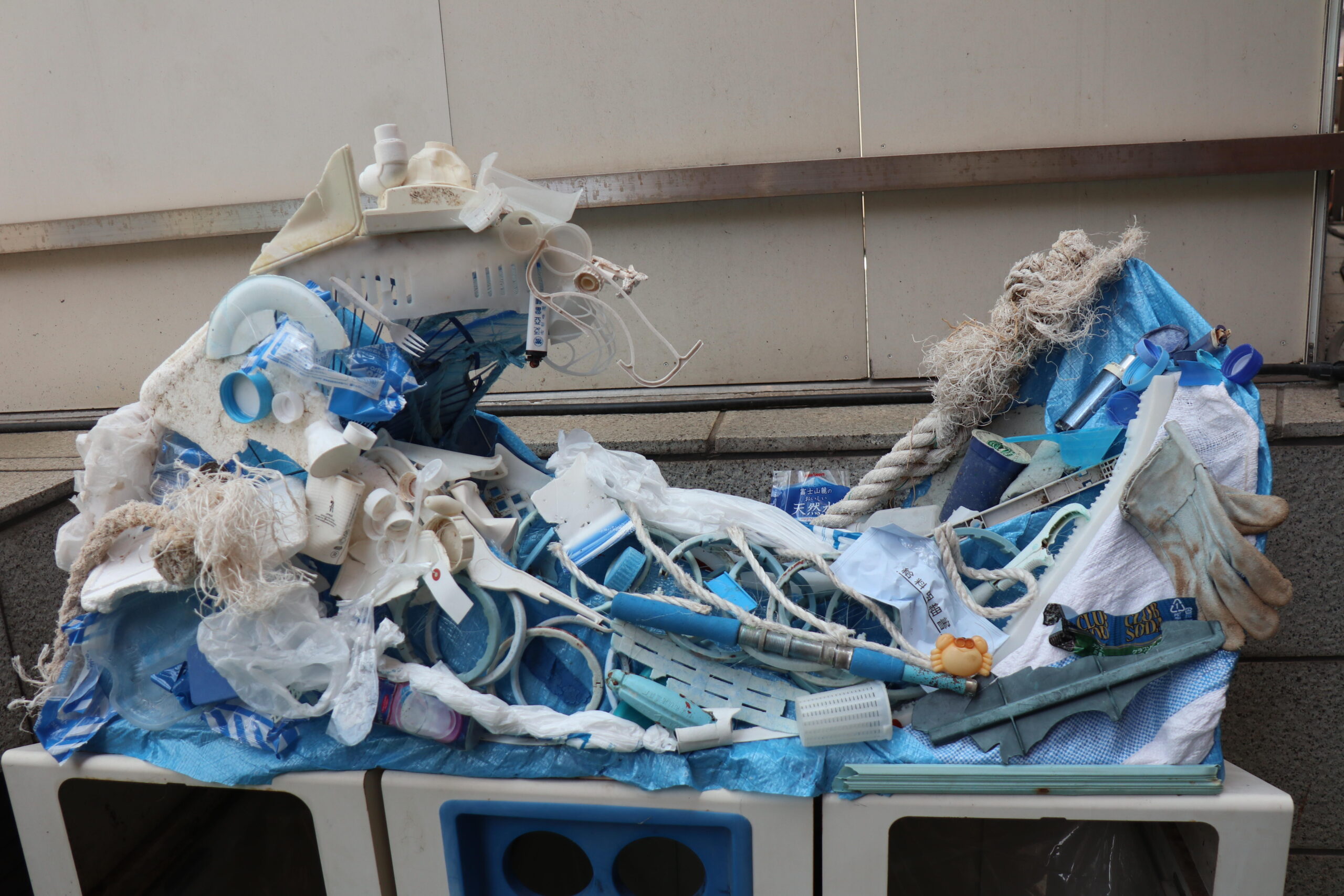 崇城大学芸術学部の学生が6月18日～21日に「ごみプロジェクト」を実施 — 環境問題を芸術で表現し、大学内のごみ置き場などで展示