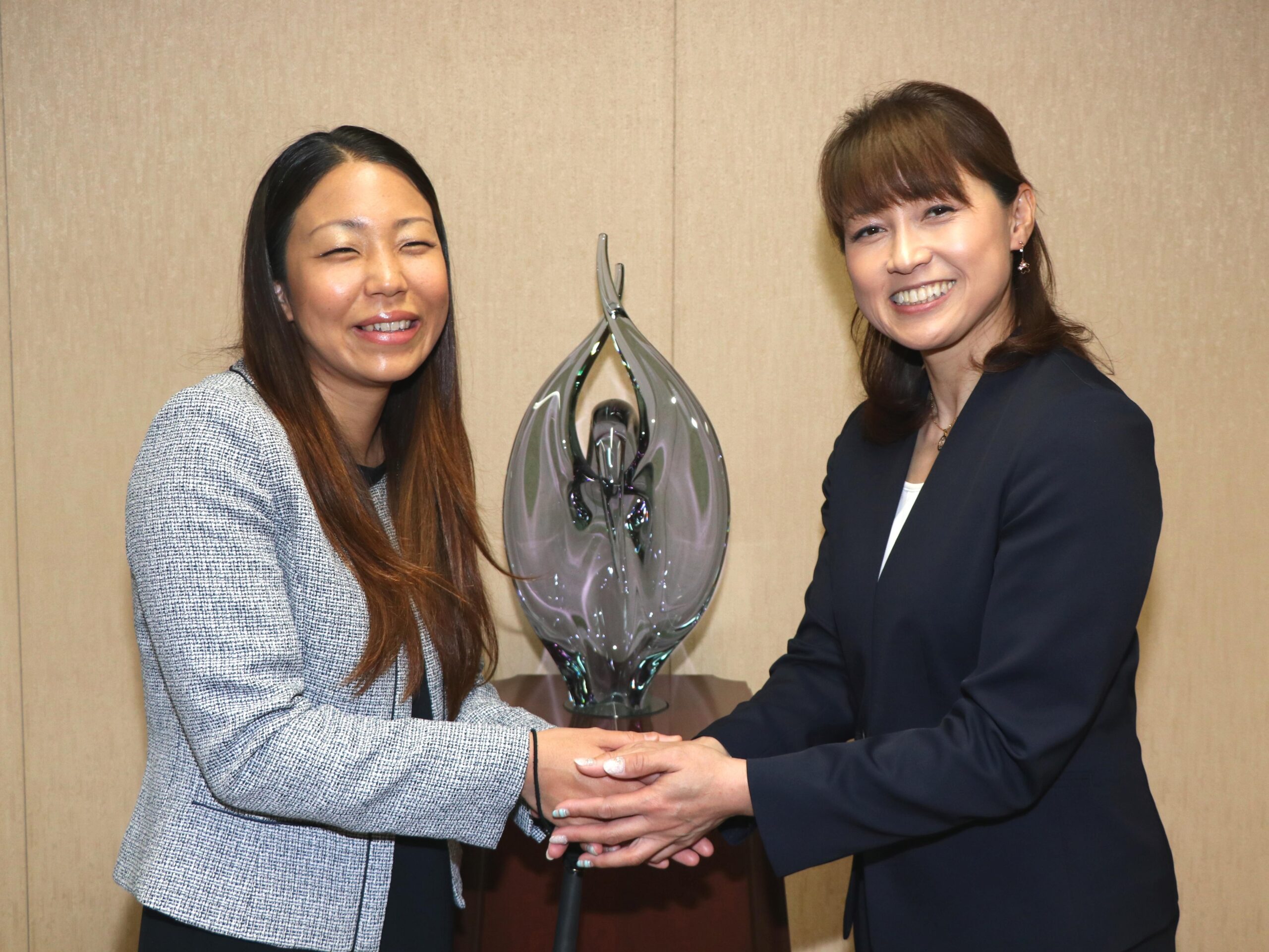 聖徳大学の客員教授に元スピードスケート選手の岡崎朋美氏とパラリンピック陸上競技選手の高田千明氏が就任 — スポーツ健康コースの特別講義を担当