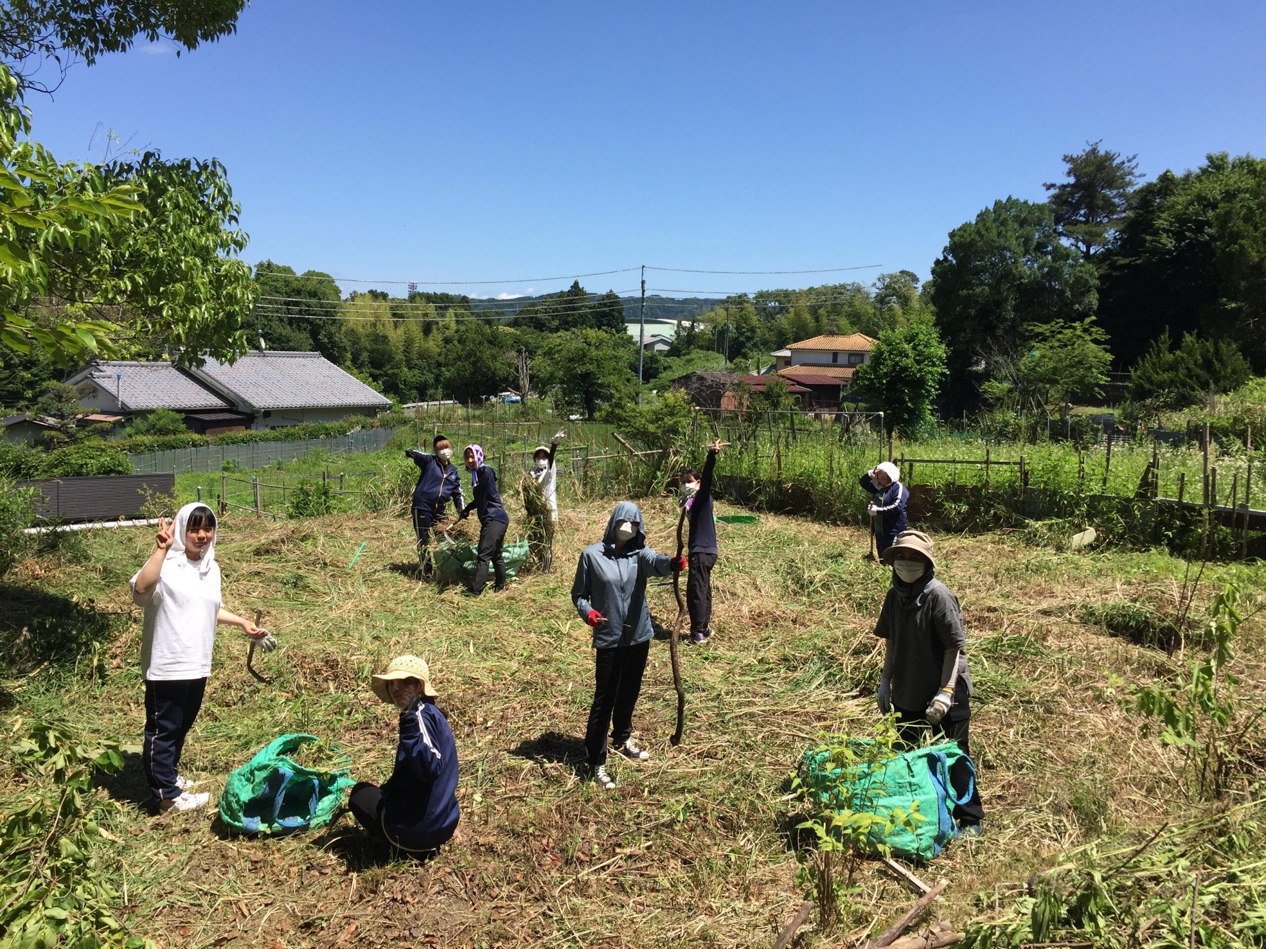 ■複合型コミュニティづくりを目指す”味噌をいちからつくるプロジェクト”■有機・無農薬栽培で育てる大豆の種蒔き・堆肥の施肥を実施