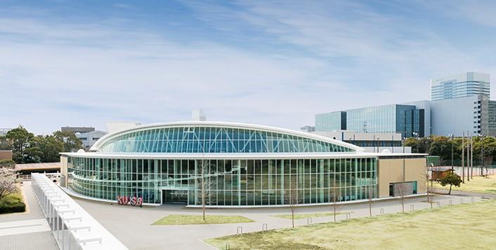 神田外語大学の新施設8号館（通称「KUIS8」）で 10月18日、大学創立30周年記念「Experience KUIS」を開催します