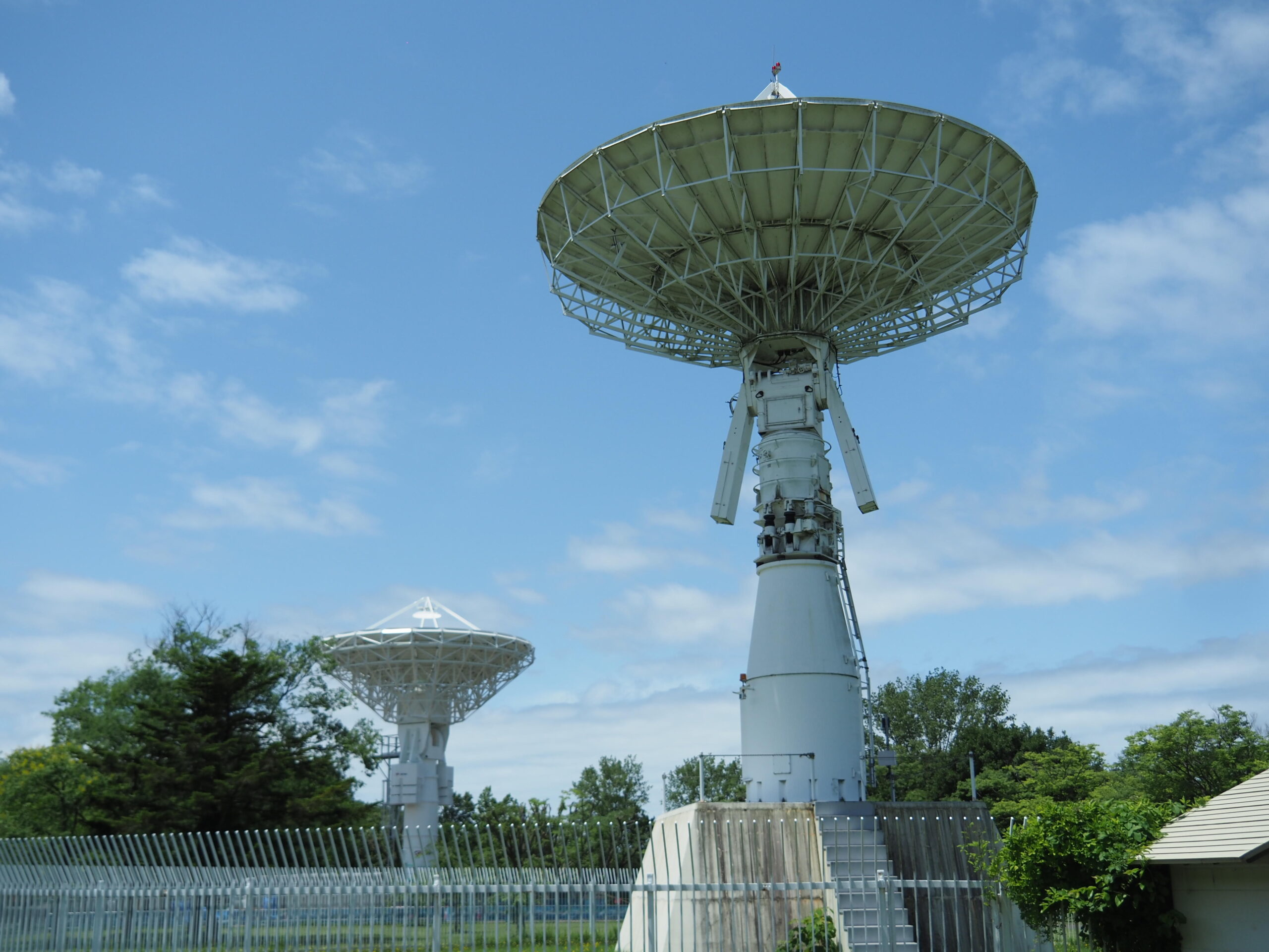 ◆福井工業大学アンテナ基地群の愛称募集◆4基のパラボラアンテナと運用室を含むFUTあわら宇宙センター アンテナ基地群の愛称を募集しています。