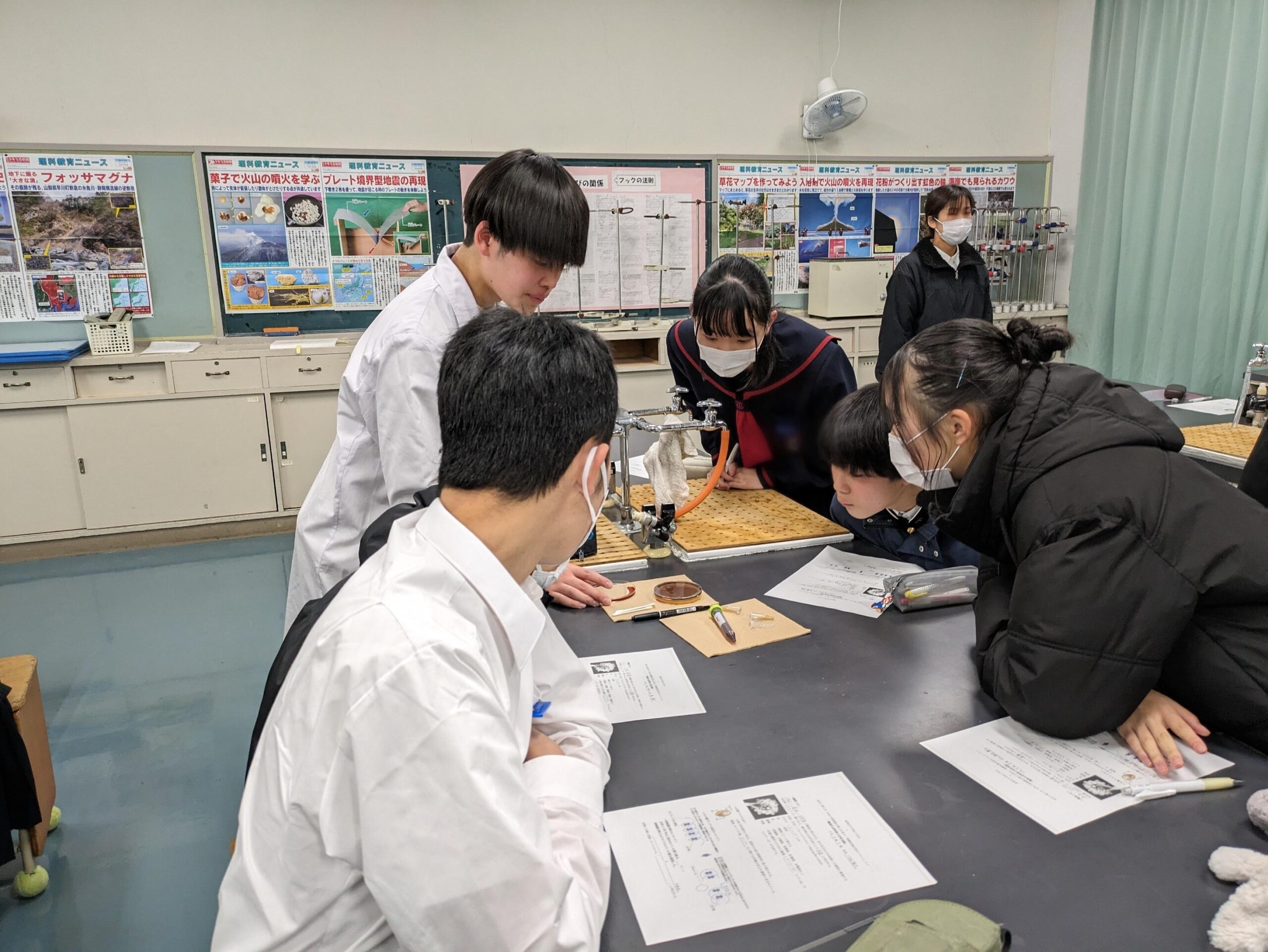 【未来の⾼峰譲吉博⼠は君だ！】⾼尾台中学校２年⽣を対象に金沢工業大学応用バイオ学科の学生プロジェクトが科学実験教室を開催。