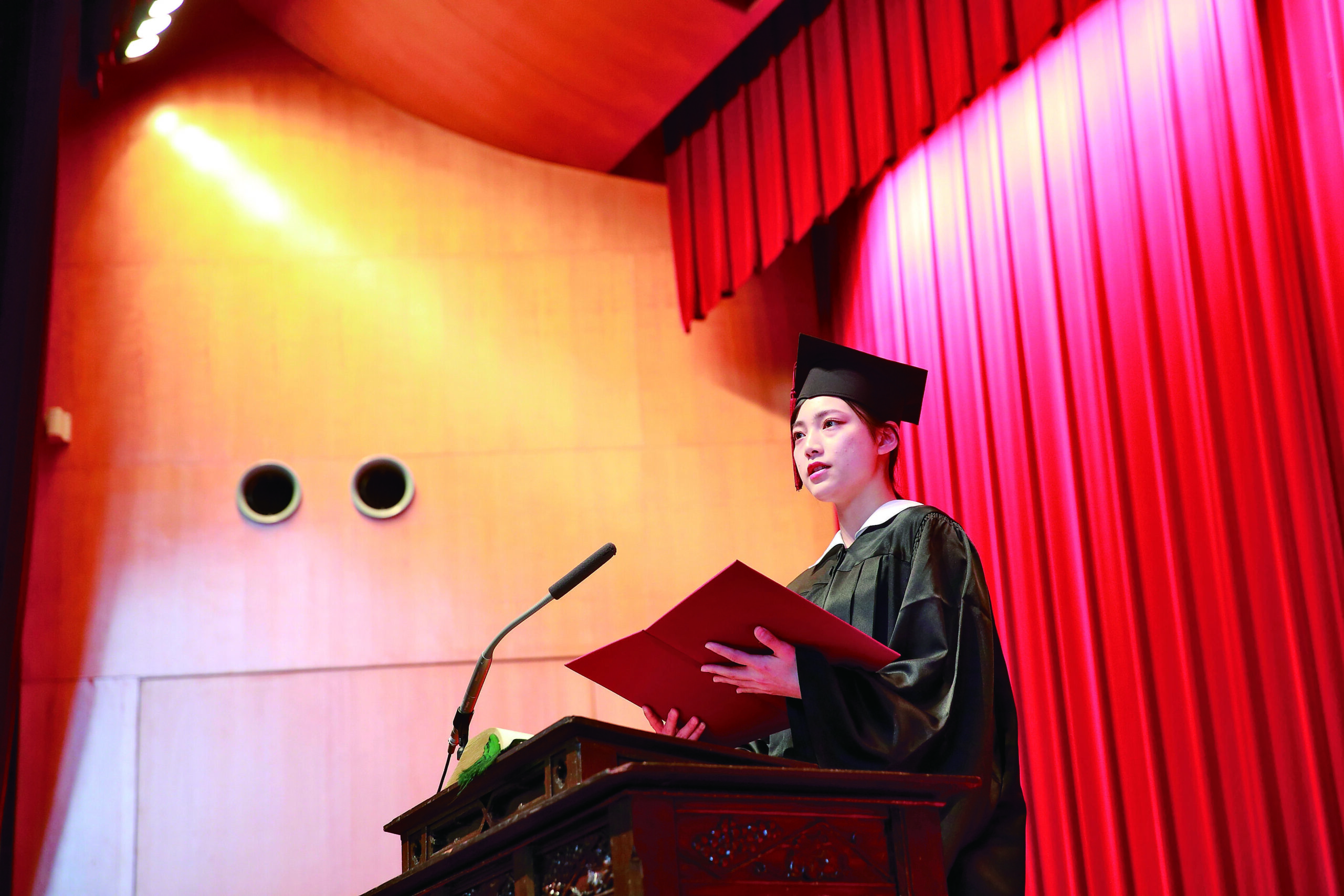 4年ぶりに復活「ガウン・キャップ」着用の卒業式–福岡女学院大学・福岡女学院大学短期大学部