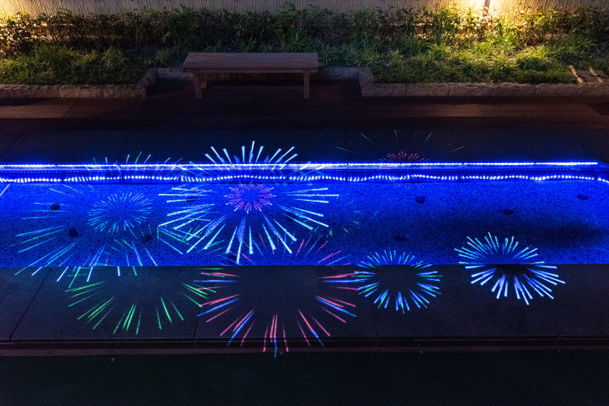 メディア文化コースの学生が「東京・湯河原温泉 万葉の湯」とのコラボで足湯庭園でのプロジェクションマッピングを制作！魚たちが泳ぎ、花火が上がる「万葉の湯 × 帝京平成大学 足湯ナイト」で、この夏を涼しく– 帝京平成大学