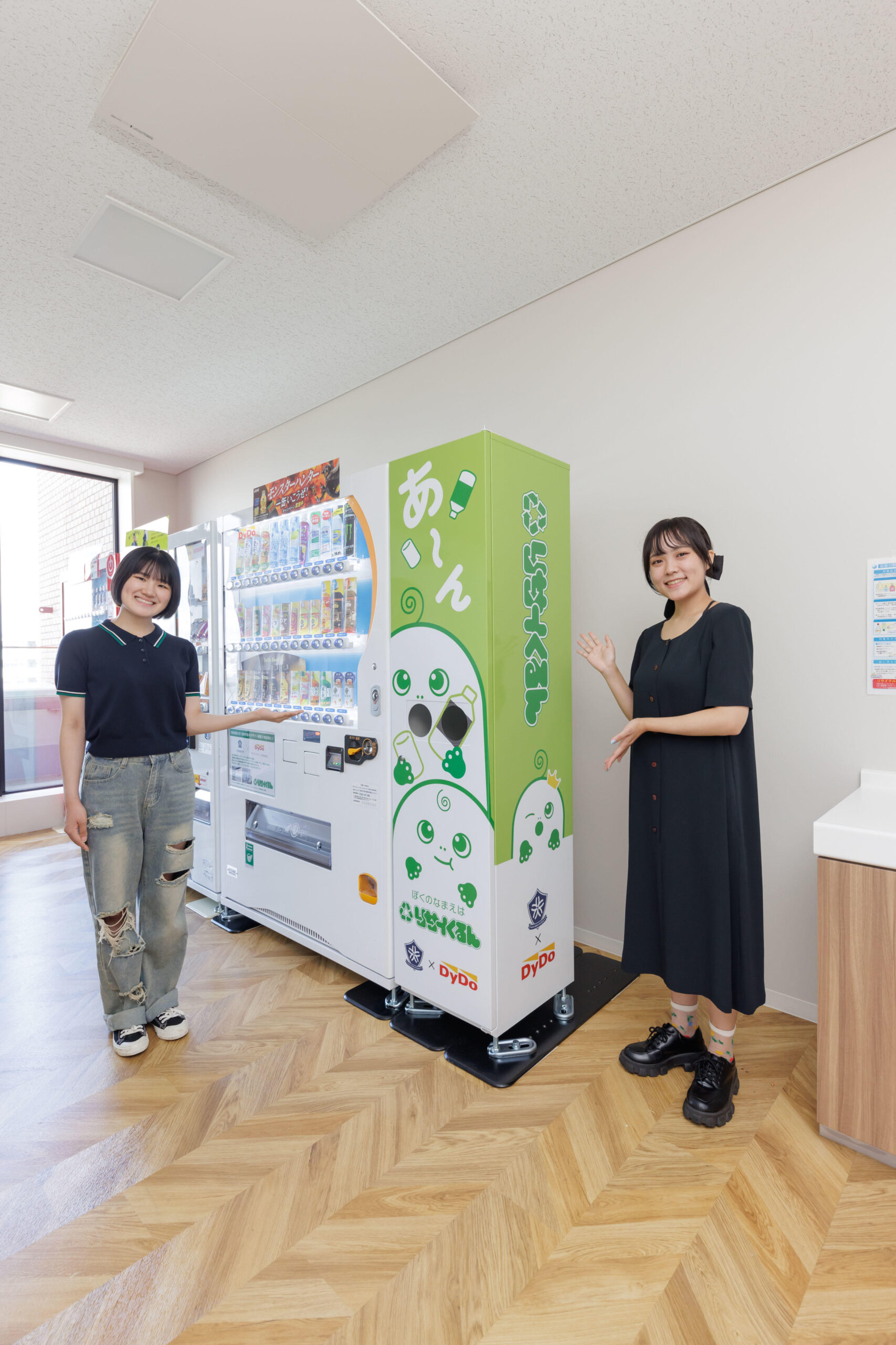 【大阪成蹊大学】芸術学部がダイドードリンコ株式会社と連携し、学生が企画・デザイン提案した2種類の自動販売機が実採用され、大学内に設置